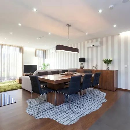 ヴィラ Elegant Near With Pool