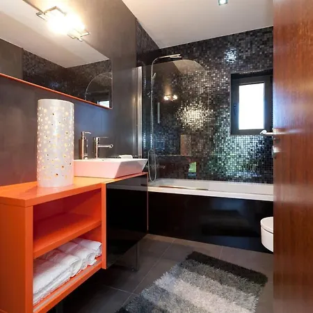 ヴィラ Elegant Near With Pool