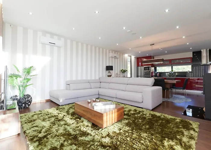 Elegant Near With Pool וילה *