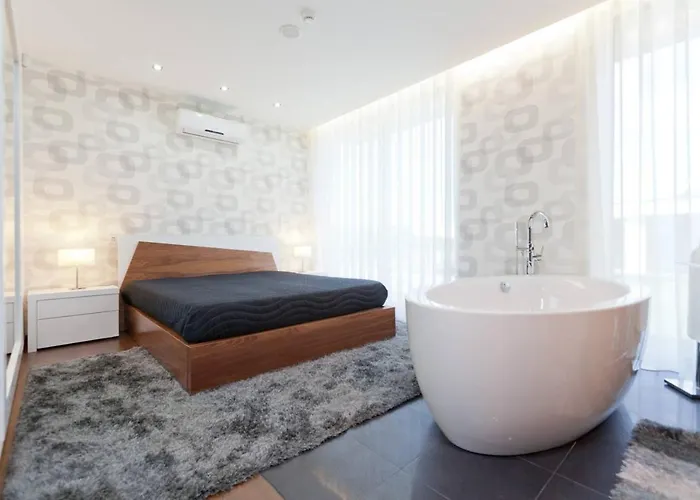 Elegant Near With Pool וילה *