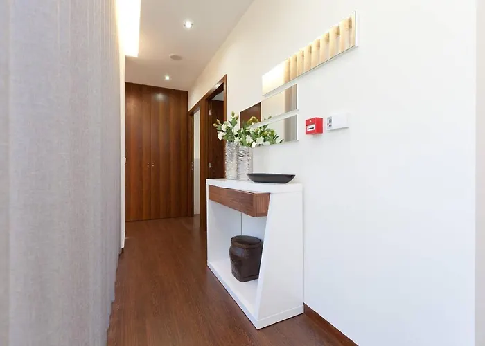 Elegant Near With Pool וילה