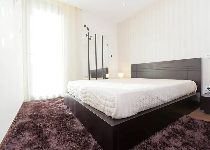 Elegant Near With Pool וילה