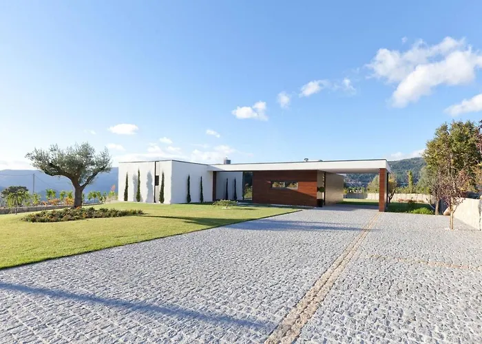 Elegant Near With Pool וילה